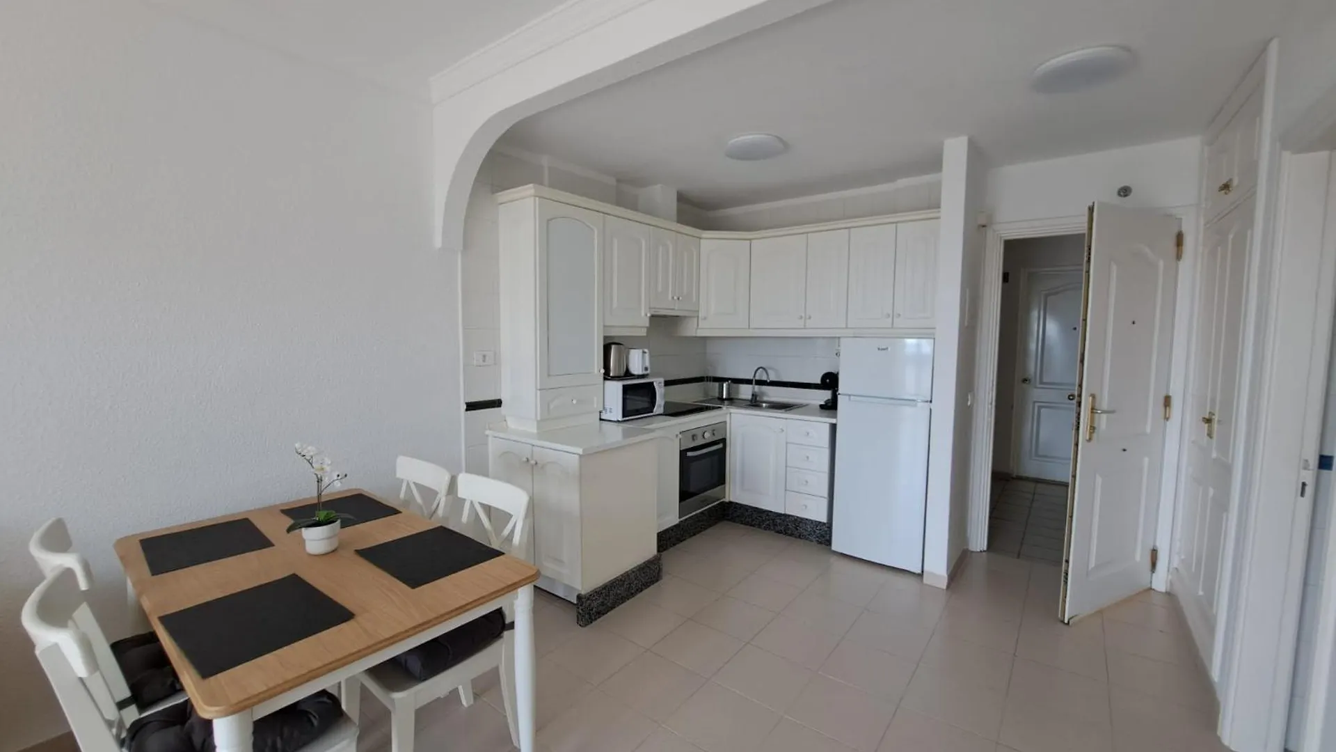 Atlantis 2 Apartment In Front Of The Ocean, Espectacular View, Pool And Wifi Costa Del Silencio